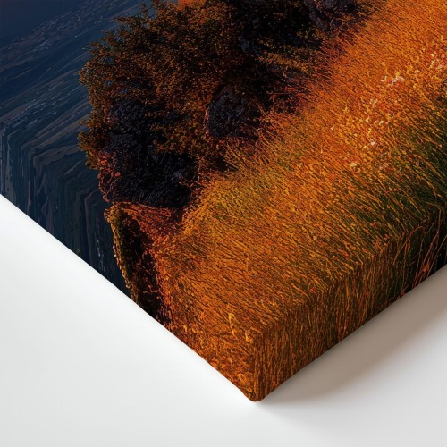 Obraz na płótnie canvas Kapliczka na wzgórzu realistyczny
