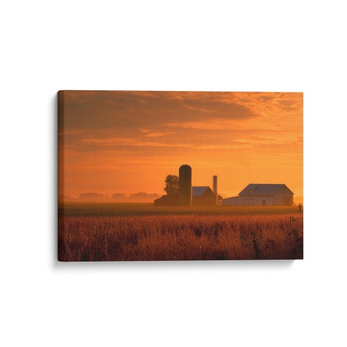 Obraz na płótnie canvas Farma o zachodzie realistyczny