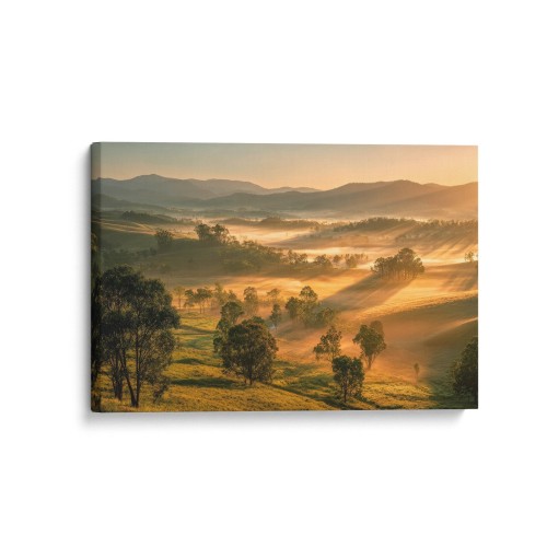 Obraz na płótnie canvas Pagórki we mgle realistyczny
