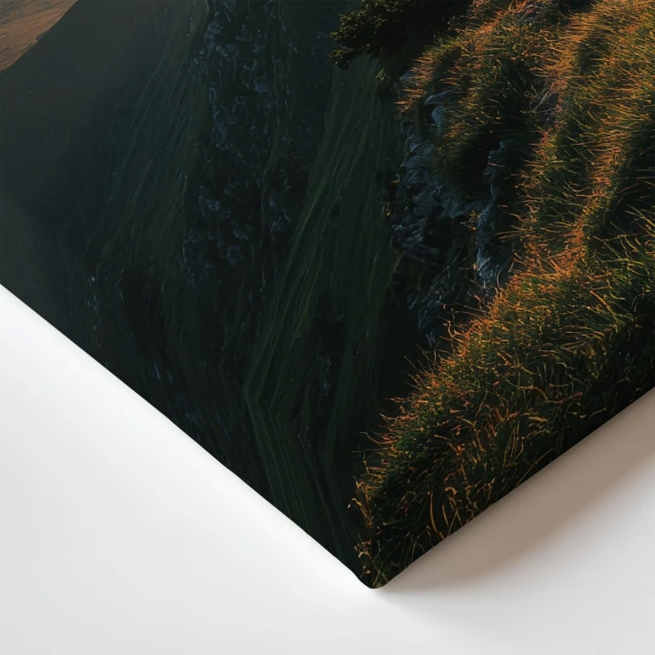 Obraz na płótnie canvas Złoty górski grzbiet realistyczny