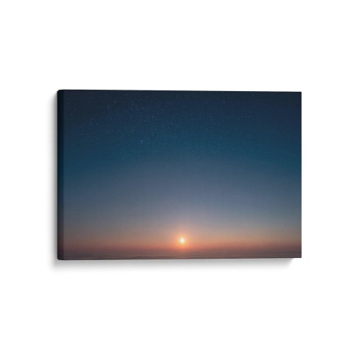 Obraz na płótnie canvas Mglisty wschód słońca realistyczny